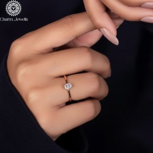 Bague de fiançailles classique pour femme Charm Jewells, trois pierres en moissanite taille coussin, plaqué or 18 carats, sertie à griffes, IGI - Product Image 4
