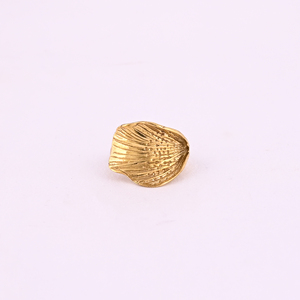 แหวนทองเหลืองชุบทองรูปใบไม้โค้งสำหรับผู้หญิง - Product Image 1