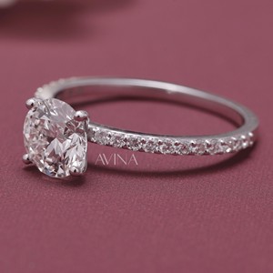 Bague de fiançailles solitaire en diamant rond certifié IGI avec bande pavée en or 18 carats - Product Image 2