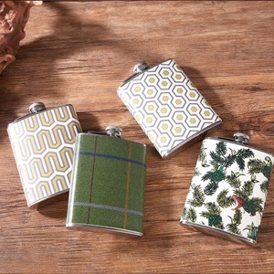 Petaca estampada de metal elegante para llevar en el bolso o cartera, accesorio de bar personal de moda. - Product Image 3