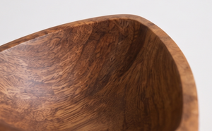 Tazón Artesanal de Madera de Mango con Contorno de Tres Lados, Tazón Triangular Decorativo para Servir Ensaladas con Acabado en Nogal - Product Image 5