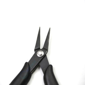 Alicates de Punta Fina de Acero Inoxidable INTENSE SURGICAL INSTRUMENTS con Empuñadura Negra, Herramienta de Precisión para Reparación de Joyería y Pulseras - Product Image 4