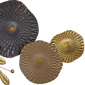 Escultura Metálica Artística Botánica para Pared, Discos Florales Oscuros con Detalles de Ramas Doradas para Decoración Contemporánea del Hogar - Product Image 3