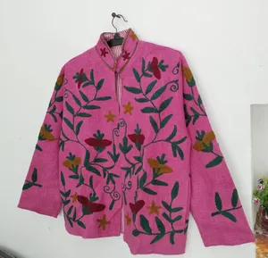 Chaqueta Corta de Algodón Bordada en Rosa Vibrante para Mujer, Diseño Bohemio con Estampado Floral Botánico, Abertura Frontal - Product Image 3