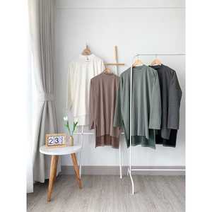 เสื้อถักโอเวอร์ไซส์สำหรับผู้หญิงพร้อมดีไซน์ผ่าข้างยาว สวมใส่สบายและทันสมัย - Product Image 1
