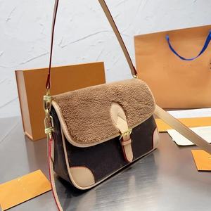 Bolso de Hombro de Lujo para Mujer, de Felpa Suave, con Cordón, Gran Capacidad, Casual, Otoño-Invierno, Piel Sintética - Product Image 1