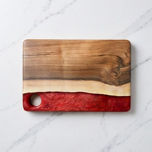 Planche à découper rectangulaire contemporaine en bois avec incrustation en résine rouge et trou pour la poignée - Product Image 1
