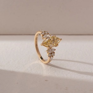 Anillo de Compromiso con Diamante Cultivado en Laboratorio, Corte Marquesa, Amarillo Fantasía, 1.75CT, Oro Amarillo de 14K, Piedras Laterales Ovaladas, Personalizado, OEM, Venta al Por Mayor - Product Image 2
