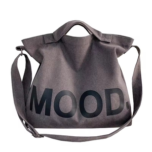Sac fourre-tout tendance en toile recyclée avec fermeture ouverte, décoration lettre et bandoulière chaîne, option porté épaule - Product Image 5