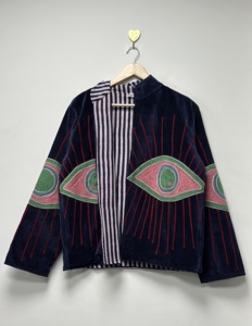 เสื้อแจ็คเก็ตบอมเบอร์ผ้ากำมะหยี่ซูซานี ระบายอากาศได้ดี เป็นมิตรกับสิ่งแวดล้อม เหมาะสำหรับฤดูหนาว แบบยูนิเซ็กซ์ ปักลายดอกไม้ คอทรงโอ ซับในผ้าฝ้าย สไตล์ฮิปปี้ - Product Image 3