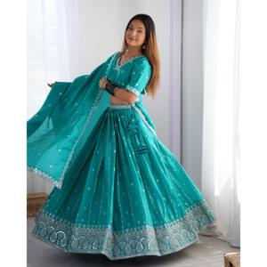 Lehenga Choli de Fiesta con Bordado de Hilo y Lentejuelas - Product Image 2