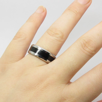 Bague en carbure de tungstène argenté avec incrustation centrale en émail noir, alliance plate à bords biseautés pour homme, bijoux bicolores en gros