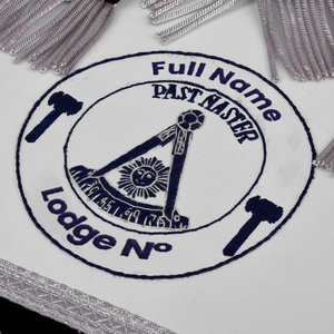 Delantal Masónico de Past Master para Logia Azul - Bordado a Mano Personalizable con Hilos Plateados y Terciopelo Azul, Venta al por Mayor Personalizada - Product Image 5