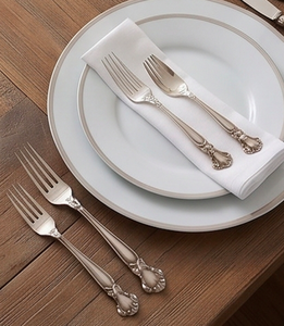 Juego de Cubiertos Clásico Plateado en Acero Inoxidable, Cuchillo, Tenedor y Cuchara con Acabado Espejo, Mango Largo, Colección de Vajilla Duradera - Product Image 3