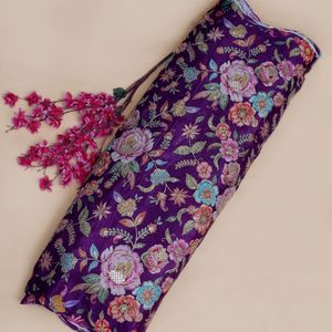 Tissu Crêpe Naturel Violet Prune avec Imprimé Floral Optique pour Kaftans du Moyen-Orient et Vêtements Britanniques - Product Image 1