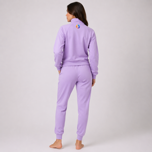 Chándal moderno para mujer con tela suave y flexible y un diseño relajado, perfecto para sesiones de gimnasio, correr, entrenamiento y uso casual. - Product Image 4