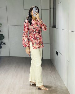 Elegante conjunto plazo con Kurti corto, presenta un hermoso top colorido adornado con láminas doradas, tiene mangas largas y ligeramente fruncidas. - Product Image 4