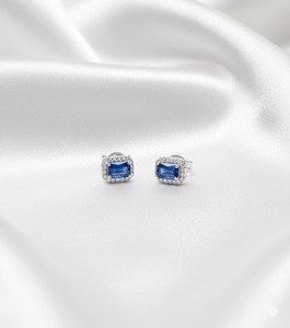 SARVOTTAM Boucles d'oreilles de luxe en or 14 carats avec saphir bleu naturel et diamants micro-pavés, pour fiançailles, anniversaire, mariage - Product Image 2
