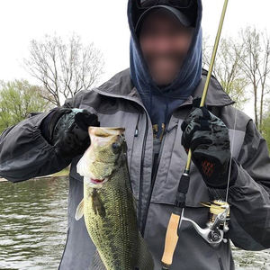 Guantes de pesca ligeros con tejido elástico de secado rápido, protección solar y aberturas para los dedos para atar señuelos y anzuelos. - Product Image 6