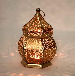 Farol de Latón Dorado con Recortes Florales, Portavelas Decorativo, Portavelas para Velas de Té, Farol de Metal Antiguo para Decoración del Hogar - Product Image 2