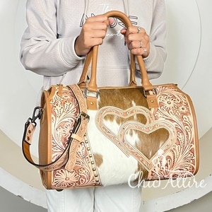 Bolsa de Viaje Grande de Cuero Vacuno Rústico Estilo Western con Diseño de Corazón Hecho a Mano, Bolso de Mano Vintage con Estampado Floral, Bolsa Perfecta - Product Image 1