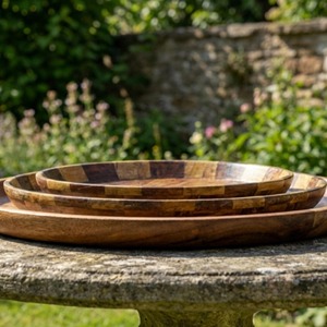 Assiette de service ronde en bois durable avec grain naturel et bords lisses, taille et couleur personnalisables pour une table élégante - Product Image 2