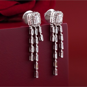 ต่างหูเพชรทรงเหลี่ยมมรกต 2.27 กะรัต เพชรเลี้ยงในห้องปฏิบัติการ ทอง 14K ประดับแพลตตินั่ม ทรงบาแกตต์ แบบห้อยระย้า เหมาะสำหรับงานปาร์ตี้ ของขวัญ ความใส VVS1 คุณภาพการเจียระไนดี - Product Image 4