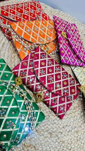 Bolso de mano tradicional de tela con asa decorada con cuentas y espejos para bodas, pooja, regalos, fiestas indias y festividades. - Product Image 3