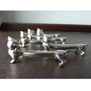 Repose-couverts en métal classique pour les maisons modernes gardant les surfaces de table propres et rangées pendant les repas - Product Image 1