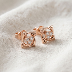 Pendientes de Oro Rosa de 14k con Baño de Rodio y Cuatro Diamantes de Corte Redondo con Engaste de Garra para Mujer - Product Image 2