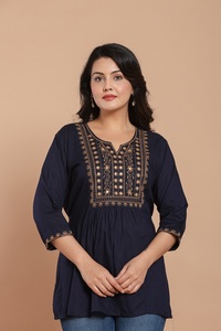 Kurta de Algodón Azul Marino para Mujer con Bordado Dorado, Manga 3/4, Estilo Étnico Informal, Largo Midi, Corte Holgado - Product Image 4