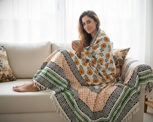 Plaid en coton biologique fait main, motif imprimé, pompons, léger, tricoté/tissé, design moderne, toutes saisons, pour voyage - Product Image 1