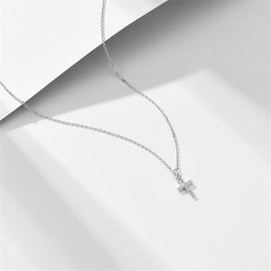 Collier ras du cou simple en argent sterling 925 plaqué or 18 carats avec pendentif croix courte religieuse Jésus pour femme - Product Image 2