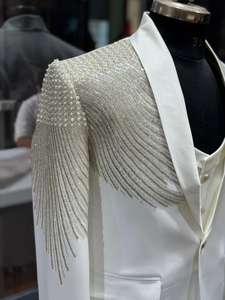 Traje de 3 Piezas de Primera Calidad con Bordado de Perlas Blancas, Blazer para Hombre para Bodas, Receptores y Fiestas, Chaqueta de Diseñador Disponible para la Venta - Product Image 5