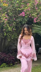 นำเสนอคอลเลคชั่นดีไซเนอร์ใหม่ ชุดเสื้อ-กางเกงผ้าไหมจอร์เจียต์เทียมเนื้อหนา พร้อมผ้าคลุมไหล่ ตัดเย็บสำเร็จพร้อมสวมใส่ - Product Image 5