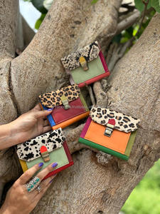 Carteras de mujer de cuero reciclado con estampado de animales y pelo hechas a mano, monedero multiusos de cuero colorido occidental, carteras con tarjetero ATM - Product Image 4