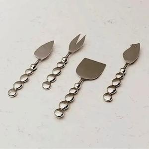 Juego de cuchillos para queso de metal elegante y de calidad garantizada que combina belleza, equilibrio y precisión en cada rebanada. - Product Image 5
