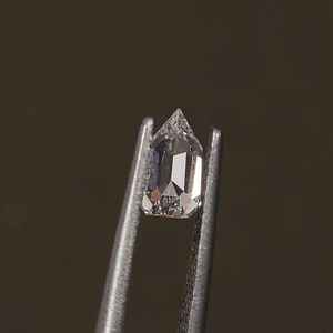 เพชรทรงกลมสีขาว 1.01 กะรัต ได้รับการรับรองจาก IGI สำหรับทำแหวนหมั้น ของขวัญ หรือใช้ในงานทำเครื่องประดับ - Product Image 3