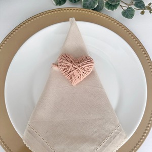 Anneau de serviette en macramé en forme de cœur rose, parfait pour une décoration de table romantique faite à la main et un accessoire de table mignon en provenance d'Inde. - Product Image 1