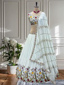 2025 lehenga choli ผ้าไหมที่ประดับประดาอย่างหนักนี้ในเฉดสีที่อุดมไปด้วยไวน์และทองประดับด้วยงานปักเลื่อมบาร็อค - Product Image 4