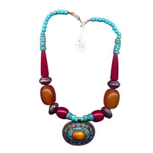 Collar bohemio con piedras turquesas – Joyería tribal hecha a mano con cuentas – Collar de joyería bohemia rústica para mujer - Product Image 1