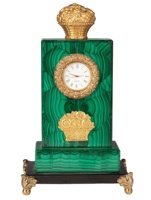 Horloge de bureau moderne en verre et cristal à quartz numérique silencieuse en malachite verte, avec un rythme opulent et une essence intemporelle