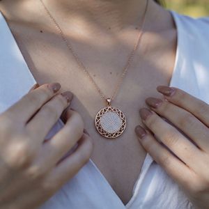 จี้เพชรทรงเรขาคณิตสีเงินแบบฉลุลาย ประดับเพชรระยิบระยับ หรูหรา เหมาะสำหรับงานหมั้น งานแต่งงาน เครื่องประดับดีไซน์ทันสมัย สวยสง่า - Product Image 5