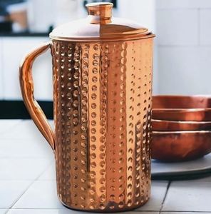 Ensemble de récipients en cuivre pour l'hydratation, idéal pour les tables de bien-être haut de gamme, service d'eau en métal avec verres, durable et réutilisable pour le service à table. - Product Image 4