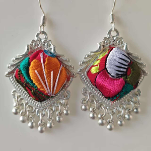 Pendientes Redondos de Plata Vintage con Bordado Miao Hecho a Mano, Estilo Boho Étnico, con Cuentas y Diseño de Rombo, para Mujer, con Artesanía ICH - Product Image 1