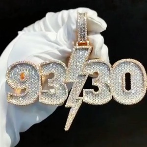 จี้เพชรทรงกลมแบบ Iced Out พร้อมตัวเลขสั่งทำพิเศษ ประดับด้วยโมอิสซาไนต์ เงินสเตอร์ลิงชุบทองคำขาวและโรเดียม พร้อมจี้โลโก้ - Product Image 2
