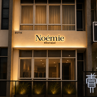 Enseigne lumineuse LED personnalisée en lettres 3D métalliques et acryliques pour intérieur et extérieur, idéale pour entreprises et magasins