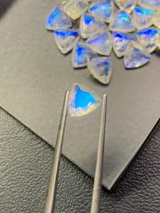 Piedra suelta de piedra lunar arcoíris blanca facetada con destello azul de 5 mm y 10 mm para la fabricación de joyas - Product Image 3