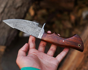 Cuchillo de caza artesanal de acero inoxidable con cómoda hoja curva hecha a mano y mango de madera Pakka, con funda de cuero. - Product Image 2