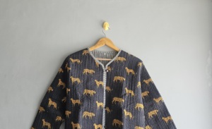 Women's Loose <b>Animal</b> Print Quilted Coat With Pockets Three Quarter Sleeve Round Neck Length Casual Style Cotton Bamboo Fiber - Product Image 4